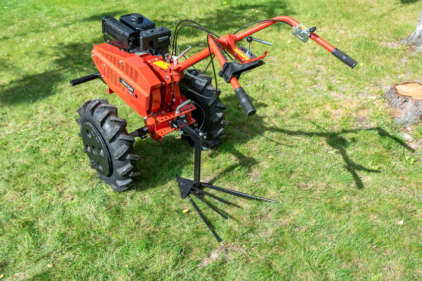 VAT-VB-0101 Acesta este un dispozitiv de scos cartofi pasiv pentru tractorul cu conducere pietonală VATOR. Se montează cu articulația VAT-ZA-0101 pe prinderea din spate a unității de putere.