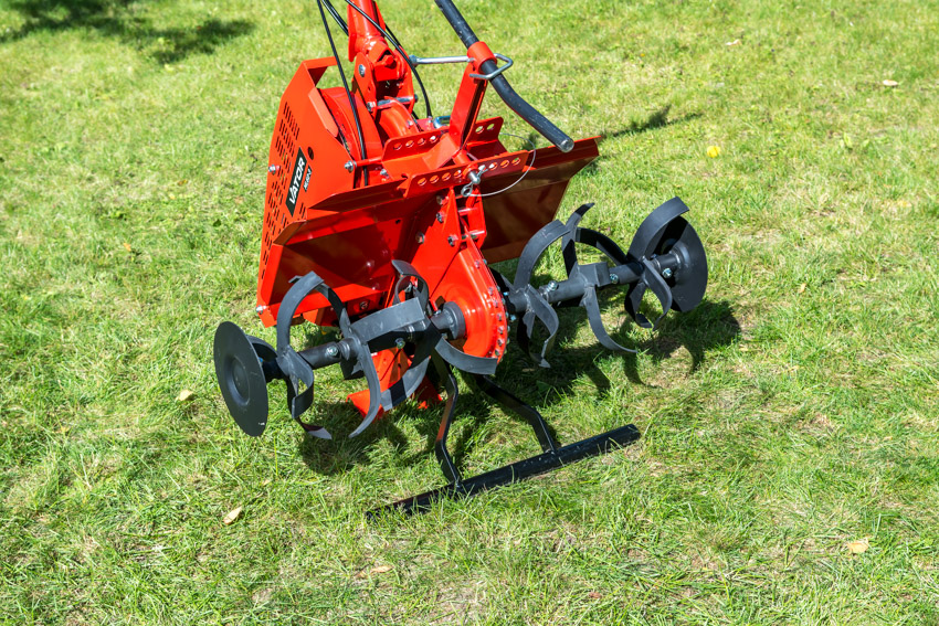 VAT-SR-0101 – Freza rotativă mărunțește bulgării mari de sol și pregătește terenul pentru semănat.