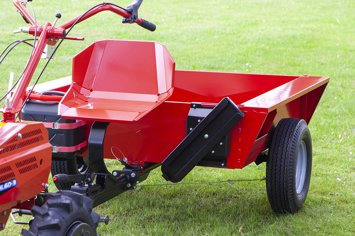 VAT-VU-0101 – Remorca VU-500 este un utilaj practic pentru transportul deșeurilor din grădină, iarbă cosită, lemn, pământ, materiale de construcții etc.