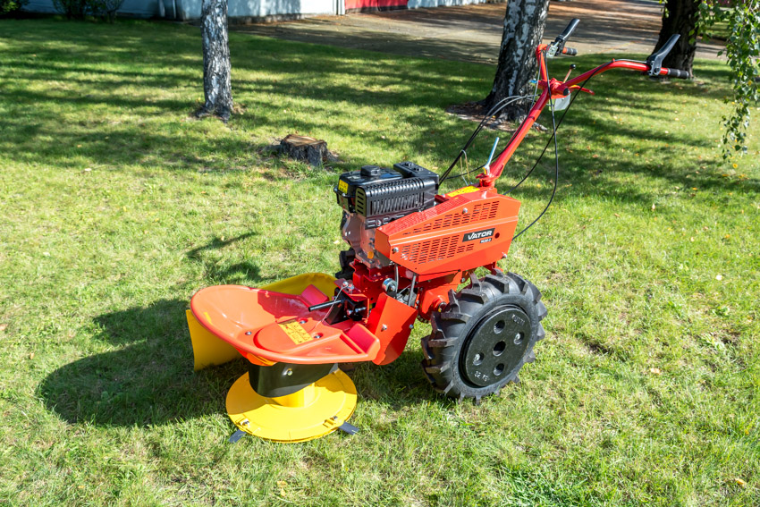VAT-BS-0101 – Este o cositoare puternică și versatilă, echipată cu patru lame de tăiere și o lățime de lucru de 64 cm, destinată ierbii înalte. În același timp, este ideală pentru eliminarea vegetației neîntreținute și puternic crescute, de până la 120 cm, în pajiști, grădini, livezi și alte terenuri plane sau în pantă