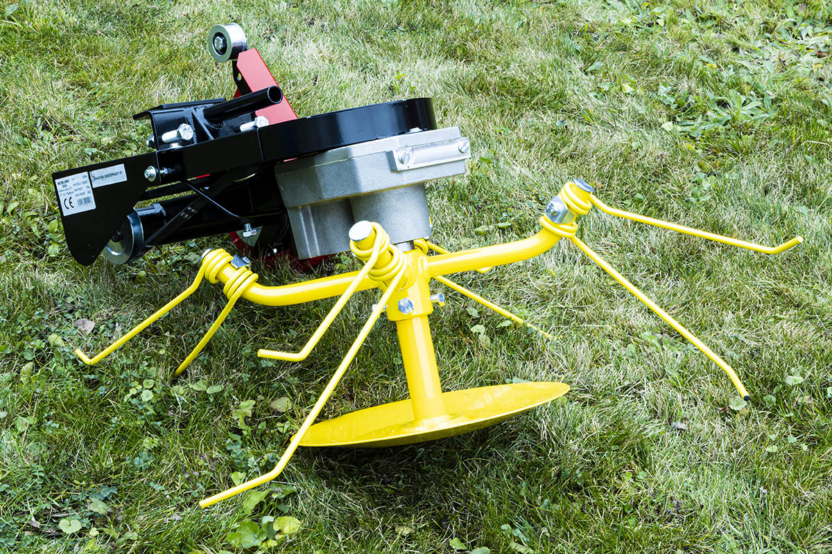 VAT-OS-0101 – Ansamblul pentru întors fânul destinat tractorului cu conducere pietonală VATOR are o construcție simplă, asigurând o întoarcere eficientă a fânului. Ansamblul se montează în partea frontală a VATOR.