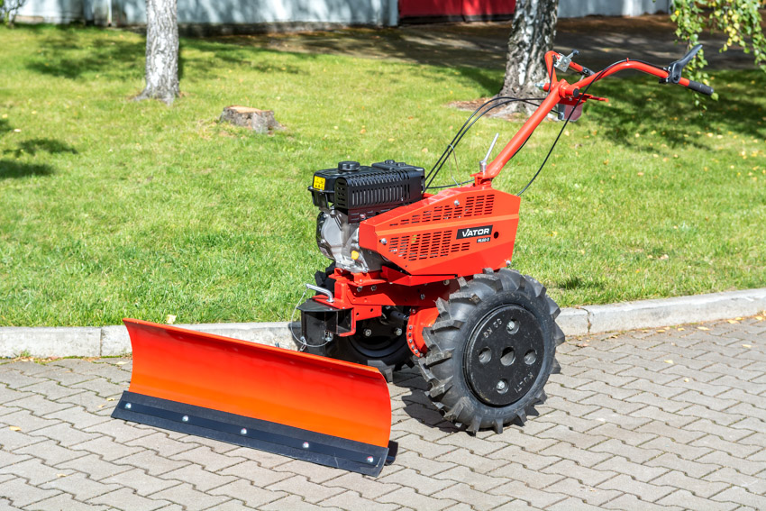 VAT-RC-0101 – Lama frontală este destinată pentru îndepărtarea zăpezii și a materialelor vrac de pe suprafețe dure.