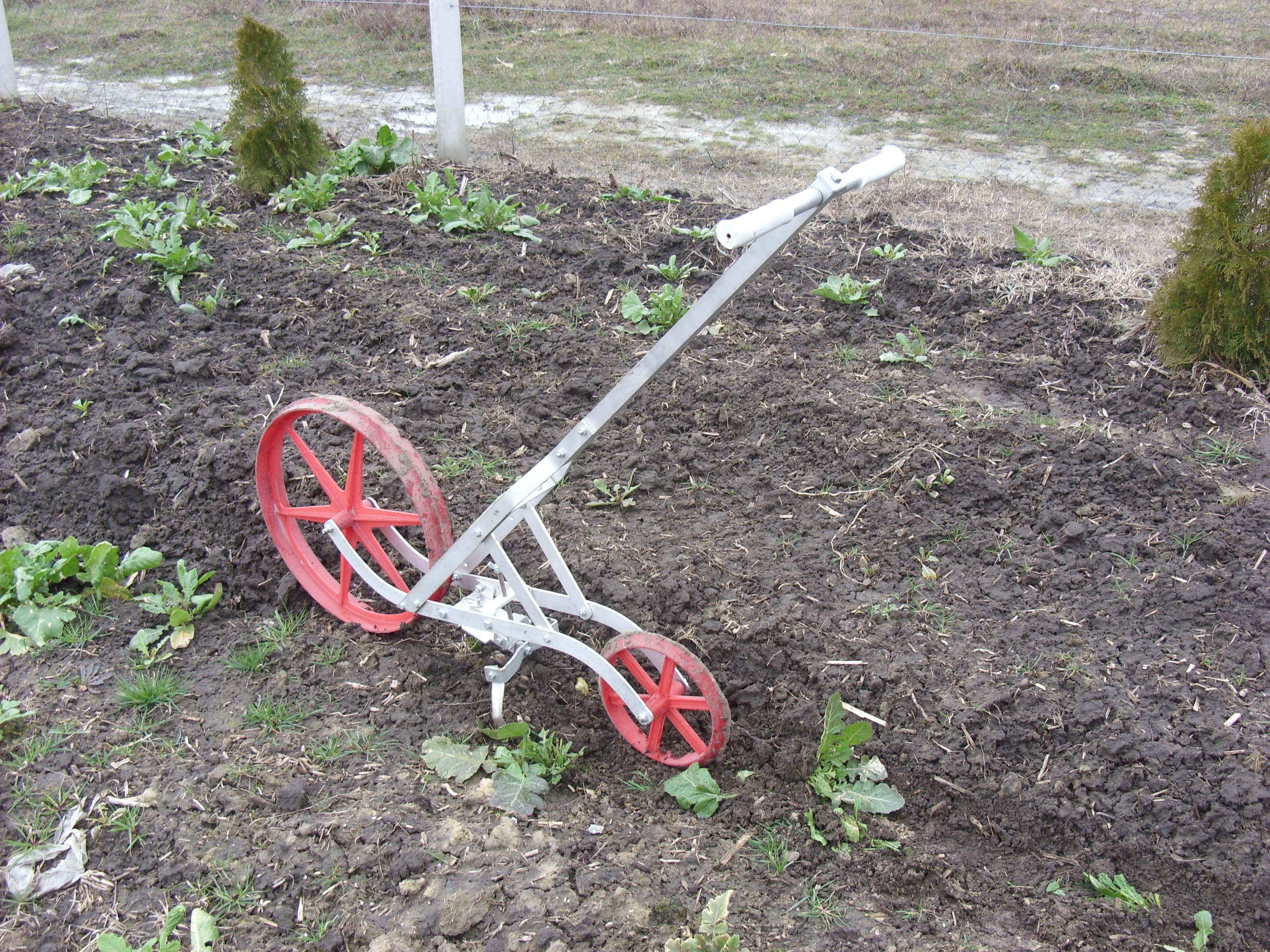Cultivatorul de grădină MINIMISTRAL este o unealtă manuală destinată prelucrării pe un singur rând a terenurilor ușoare în grădini și câmpuri de dimensiuni reduse.